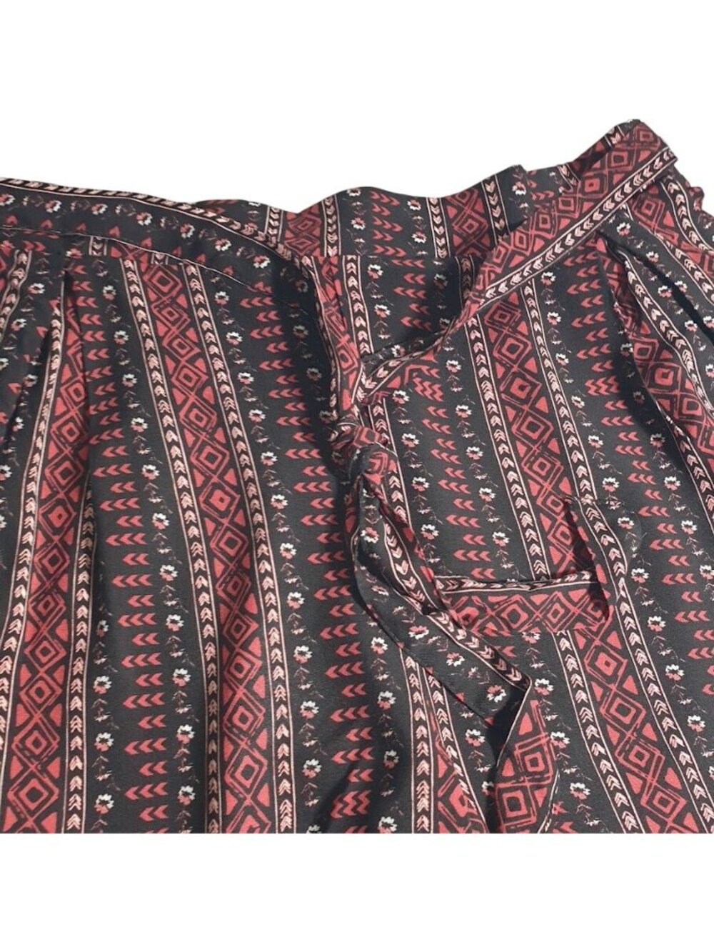 Rue Plus Womens 2X Lightweight Printed Rayon Shorts Elastic Waistband Black Red - Picture 2 of 9